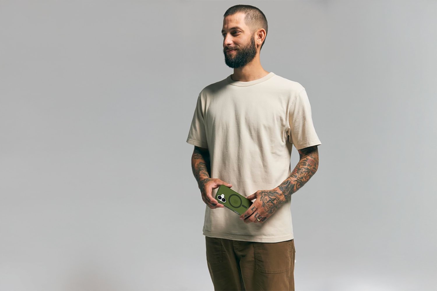 Homme tatoué tenant un smartphone